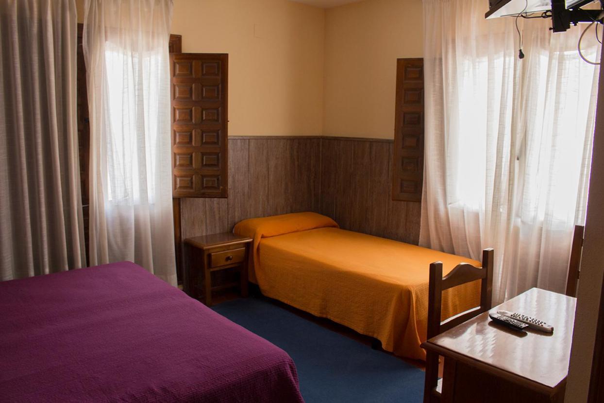 Hostal Del Tajo Пералехос-де-лас-Тручас Экстерьер фото